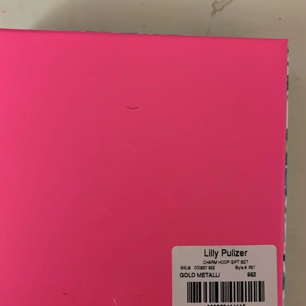 Lilly Pulitzer charm hoop gift set gold metallic 2” NWT - Picture 2 of 6